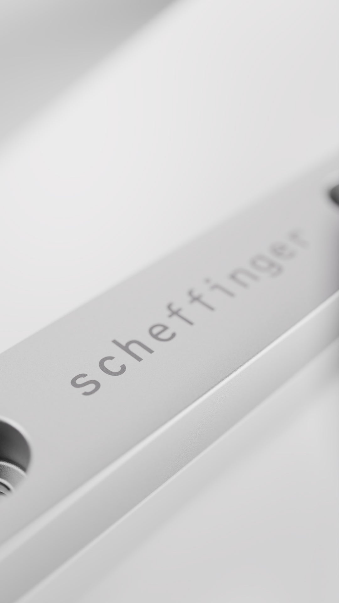 Scheffinger Türriegel ermöglicht nur einen Spalt breit Öffnen der Tür.