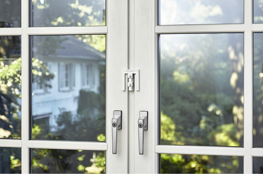 Schützen Sie Ihr Zuhause mit den robusten Tür- und Fensterriegeln von Scheffinger. Sicherheit hat oberste Priorität!